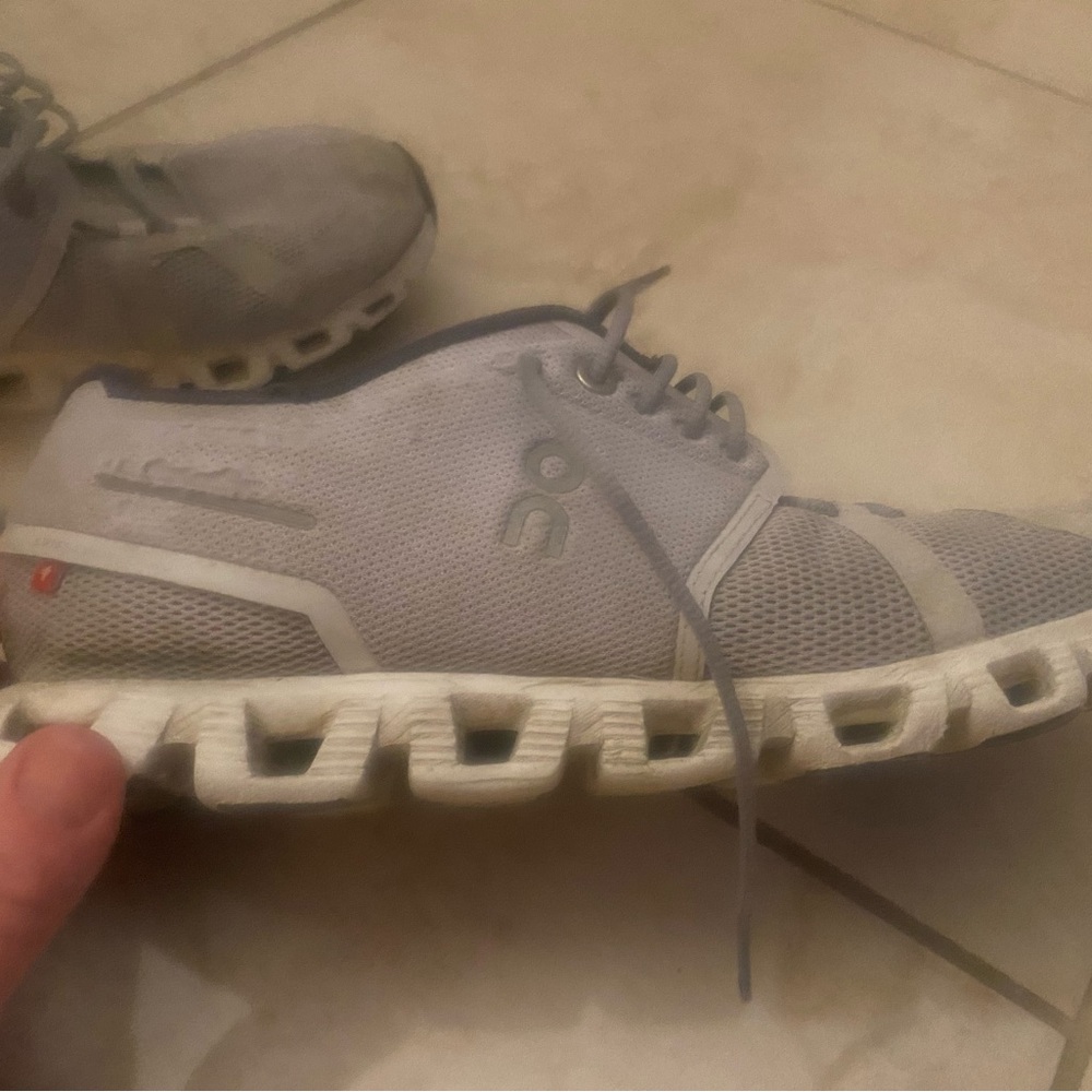 Men’s On Cloud 5 size 10. **NOTE, they are a little worn as you can see in pics